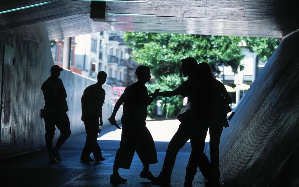 LA VIOLENCE CHEZ LES JEUNES